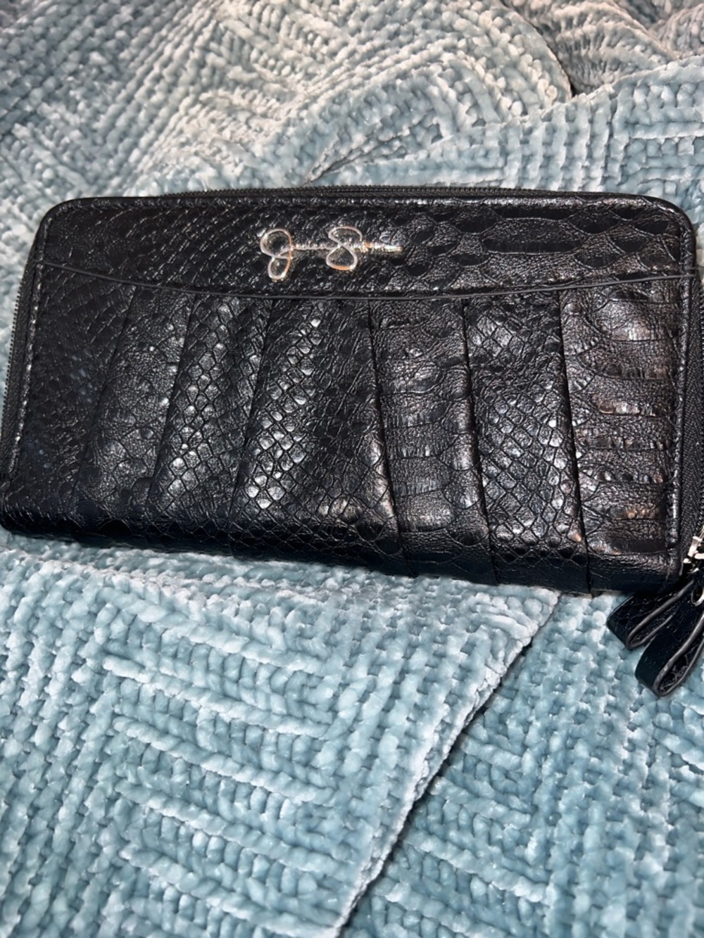 JESSICA SIMPSON BLACK ZIP AROUND BLACK PEBBLE TEXTURED WALLET